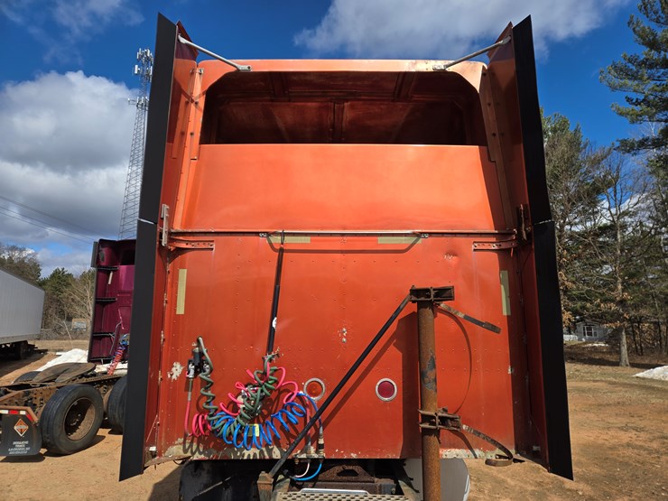 #1515-•-2005-international-9400i6x4-sleeper-cab-truck-tractor-image-14