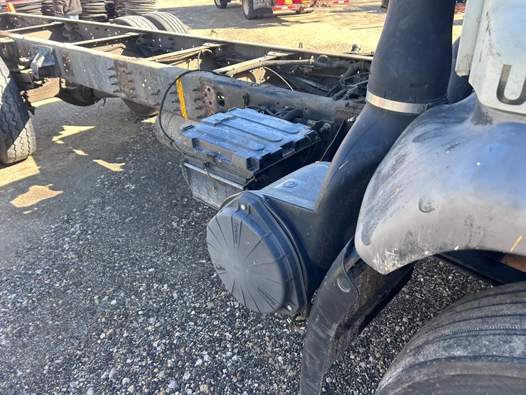 #1694-•-2004-isuzu-cab-and-chassis-image-23