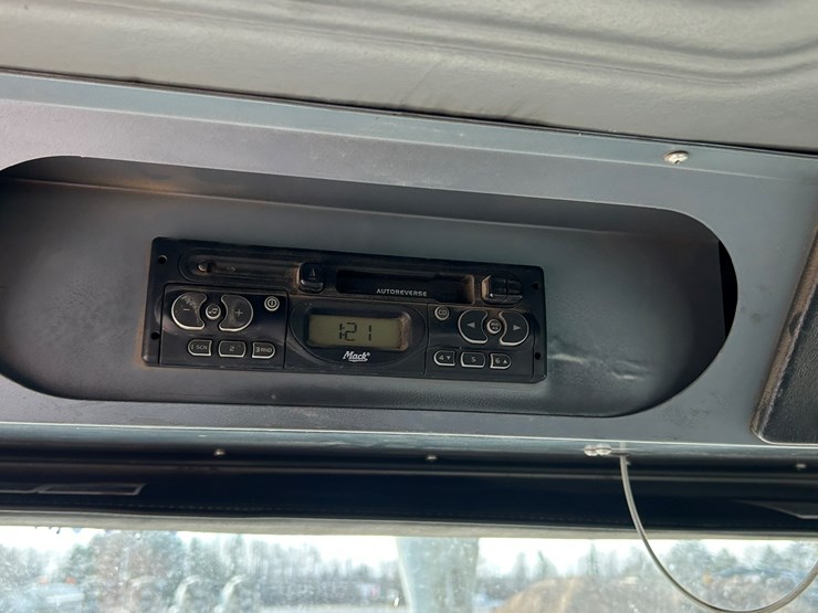 #2237-•-2006-mack-tri-axle-concrete-placement-truck-image-77