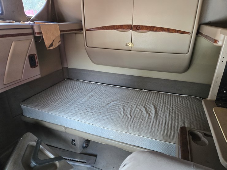 #1515-•-2005-international-9400i6x4-sleeper-cab-truck-tractor-image-42