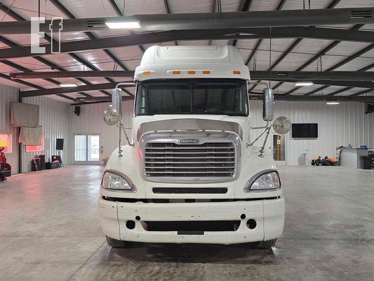 2009-freightliner-columbia-120-image-7