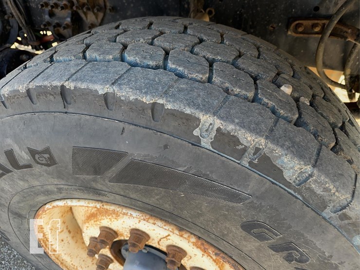 2005-sterling-lt9500-image-25