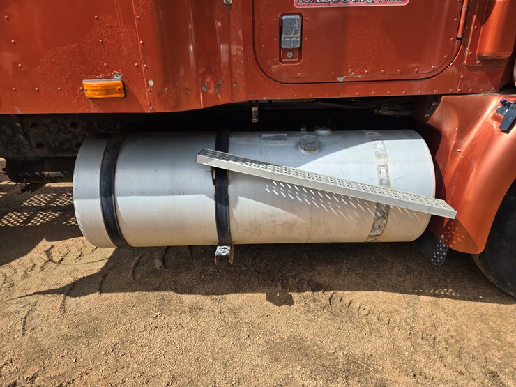 #1515-•-2005-international-9400i6x4-sleeper-cab-truck-tractor-image-17