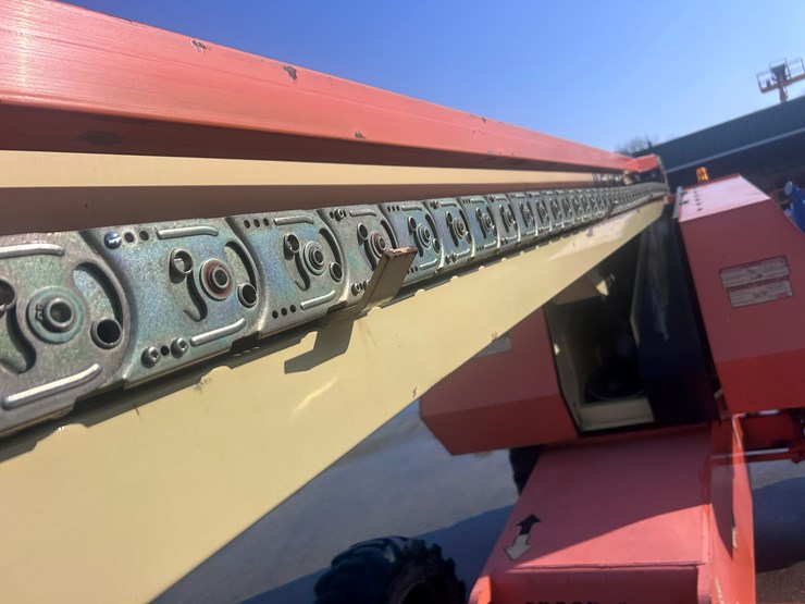 2011-jlg-660sj-image-40