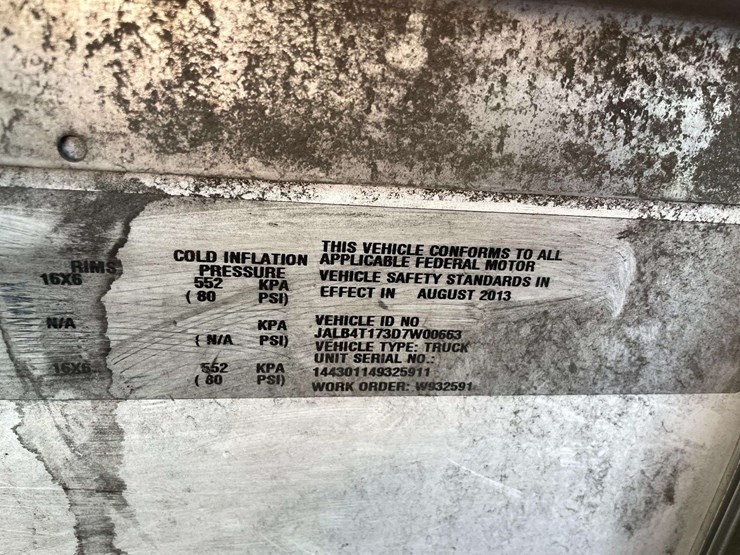 2013-isuzu-reach-image-25