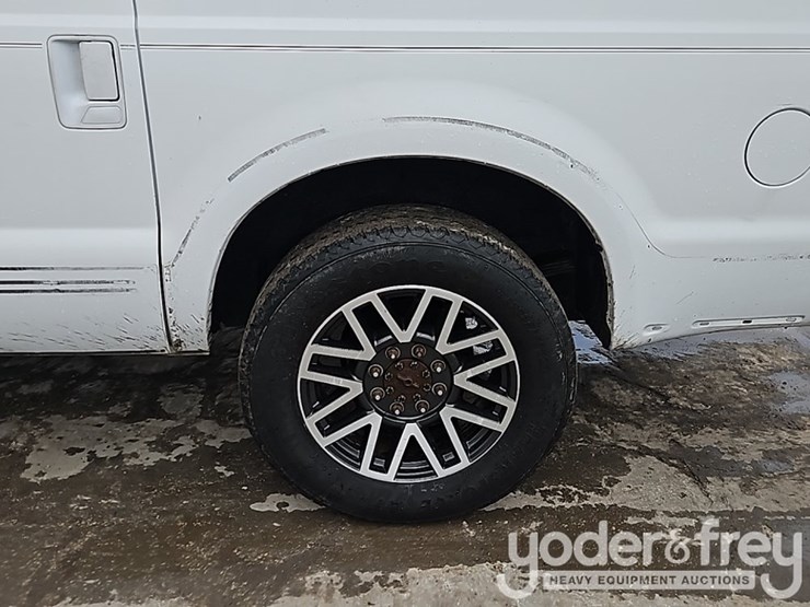 2004-ford-excursion-image-13