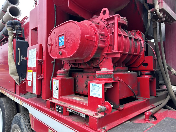 #1690-•-2013-international-7500-6x4-hydro-excavation-truck-image-51