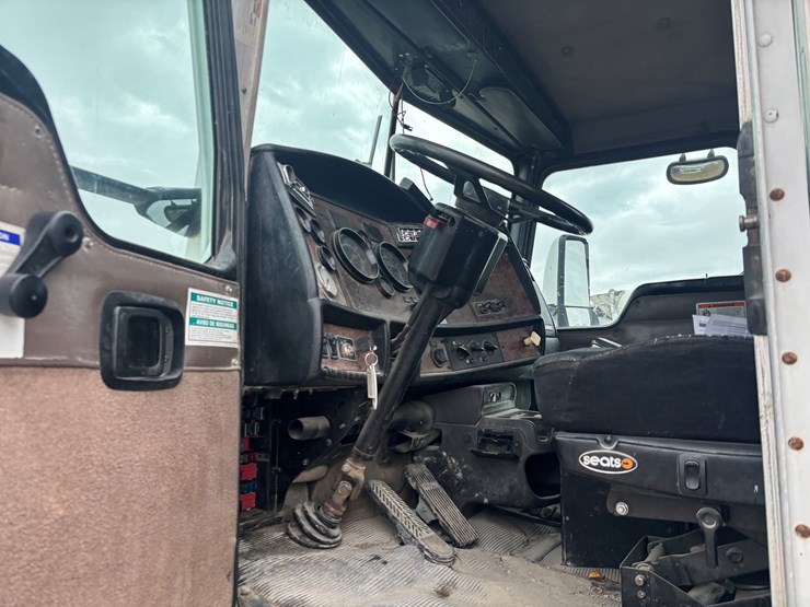 2004-kenworth-w900-image-34