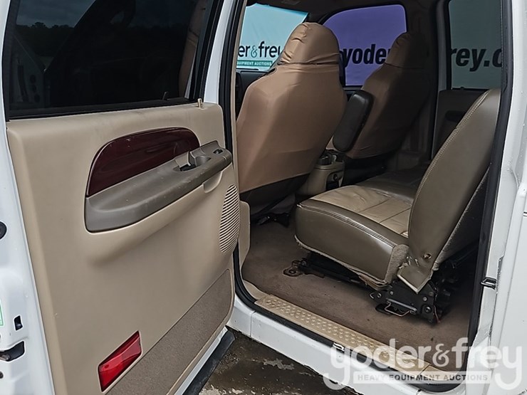 2004-ford-excursion-image-17