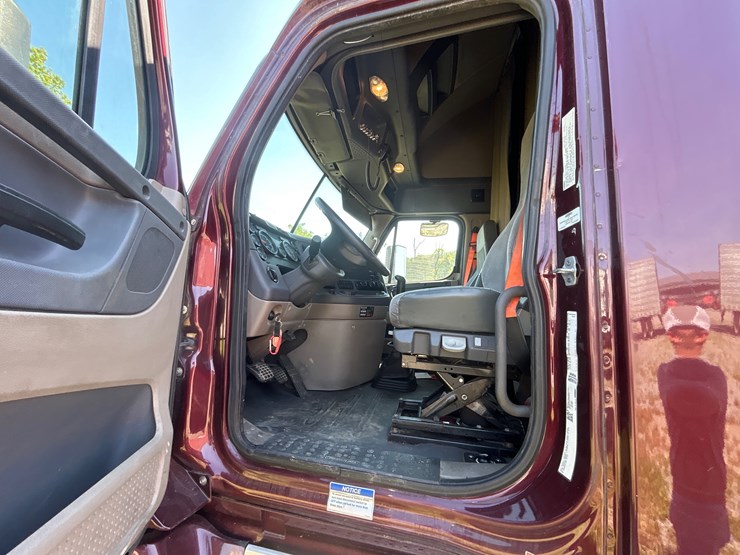 2015-freightliner-cascadia-125-image-11