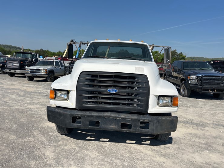 1996-ford-f800-image-3