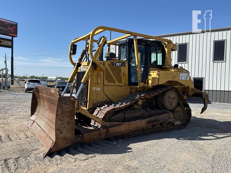 2011-caterpillar-d6t-image-1