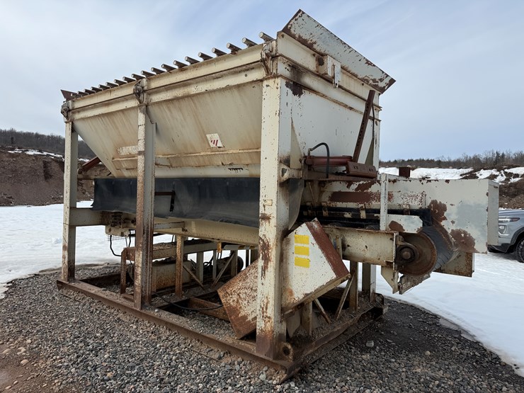 #2210-•-fabtek-14'x96"x128"-feeder-bin-image-7