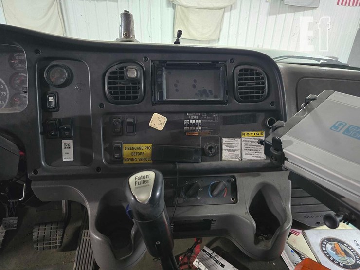 2012-freightliner-m2-106-image-24