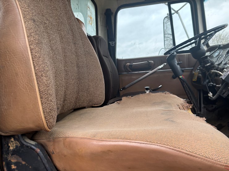 1997-ford-lt8000-image-35