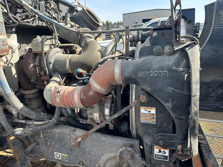 2015-peterbilt-337-image-43