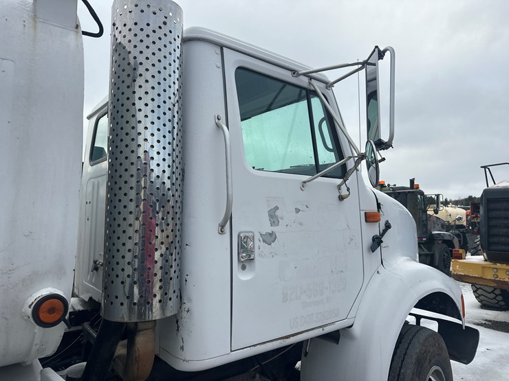 1995-international-8100-image-13