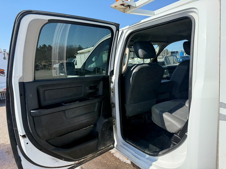 #2049-•-2015-ram-5500-heavy-duty-service-truck-image-28