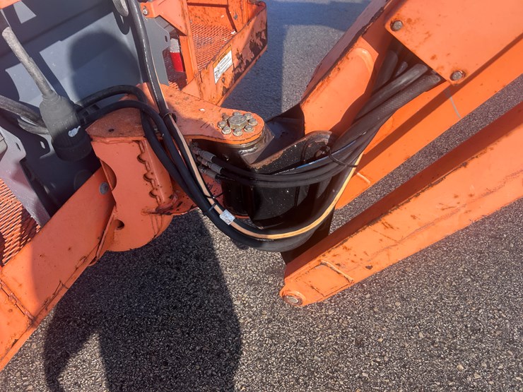 2011-jlg-660sj-image-35