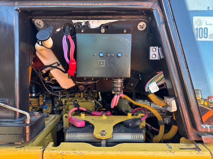 2008-caterpillar-953d-image-30