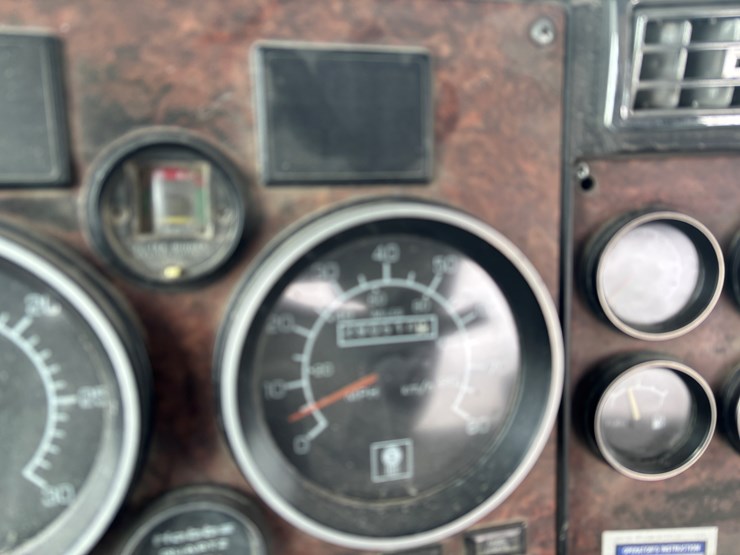 2004-kenworth-w900-image-38