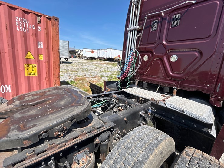 2015-freightliner-cascadia-125-image-8