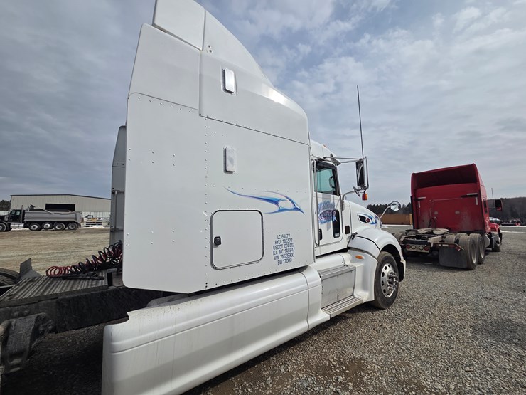 2007-peterbilt-579-image-15