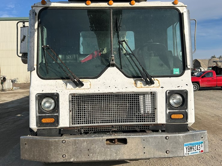 #2237-•-2006-mack-tri-axle-concrete-placement-truck-image-9