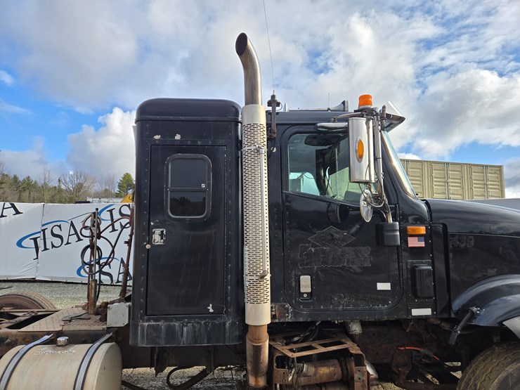 2014-massey-ferguson-8-image-18