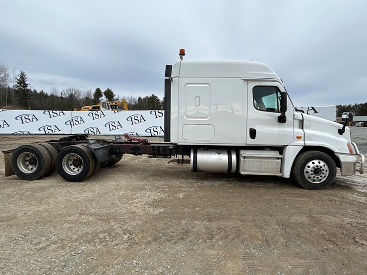 2017-massey-ferguson-8-image-6