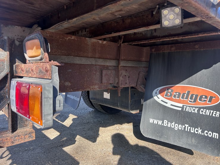 2013-isuzu-npr-image-33