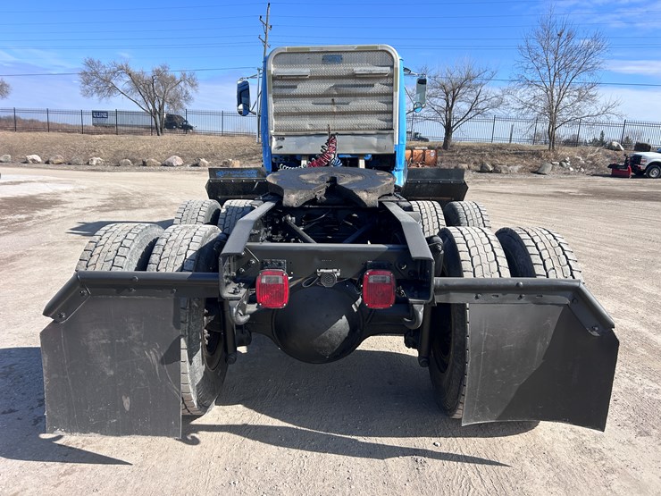 #1680-•-2003-freightliner-day-cab-truck-tractor-image-4