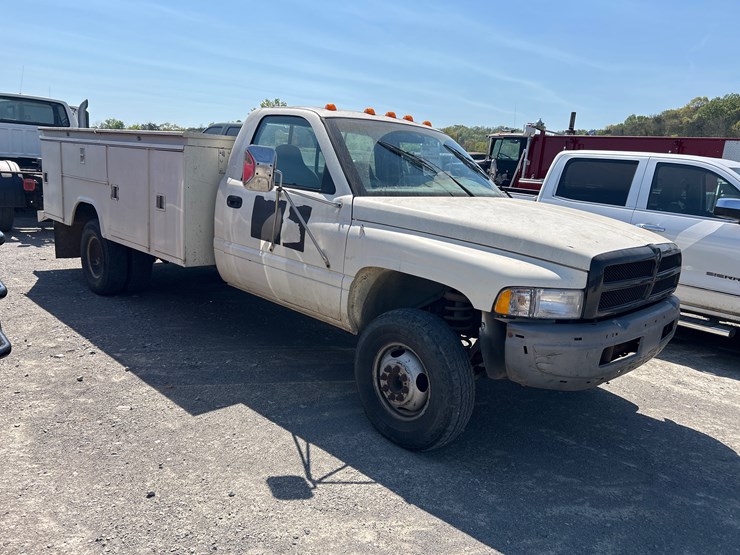1995-dodge-ram-3500-image-2