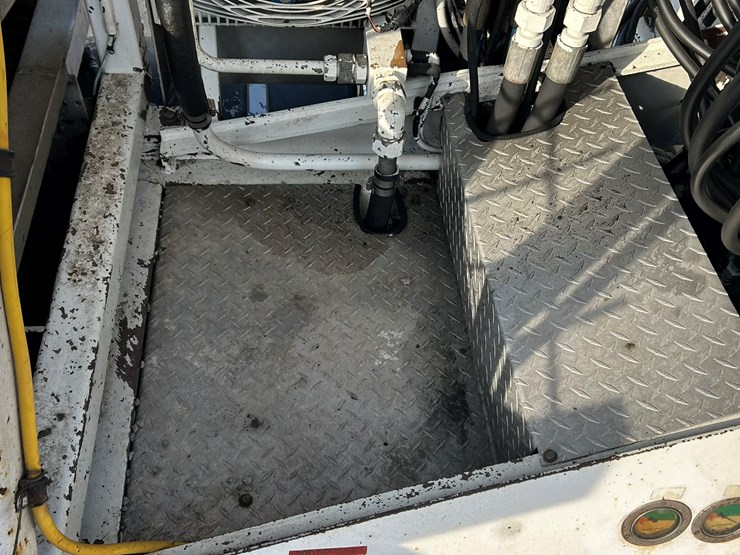 #2237-•-2006-mack-tri-axle-concrete-placement-truck-image-37