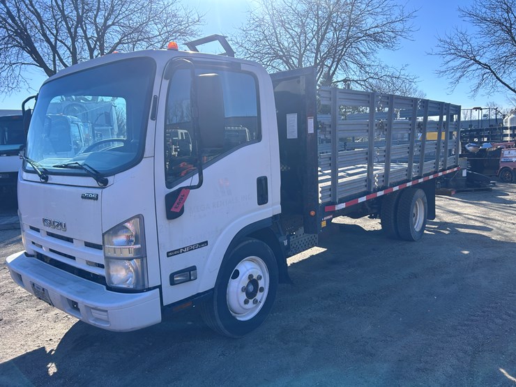 2013-isuzu-npr-image-1