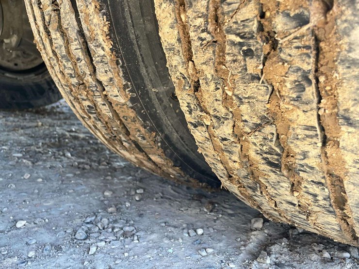 2013-isuzu-reach-image-19