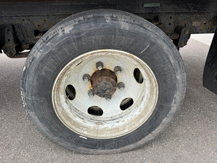 2019-isuzu-nrr-image-51