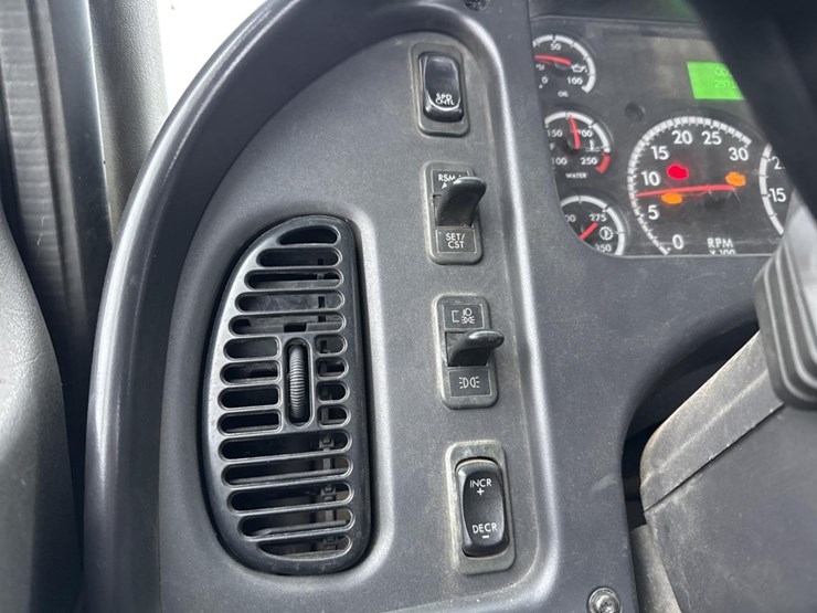 2016-massey-ferguson-8-image-43