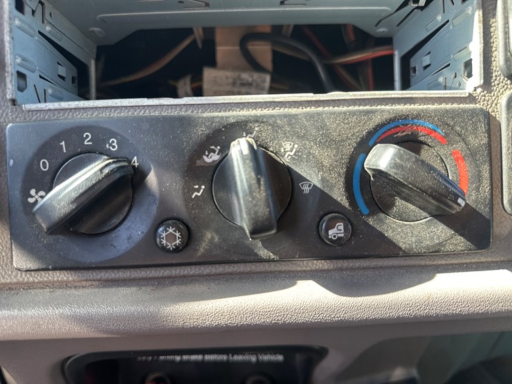 2013-peterbilt-365-image-42