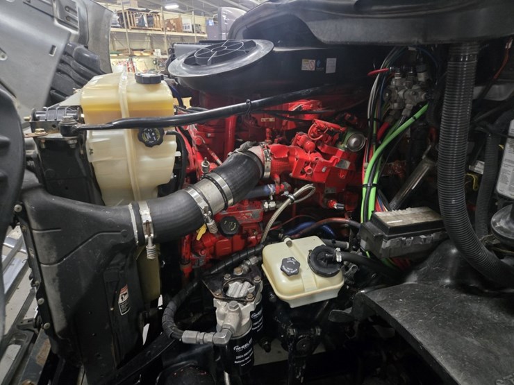 #2298-•-2015-freightliner-cascadia-day-cab-truck-tractor-image-52