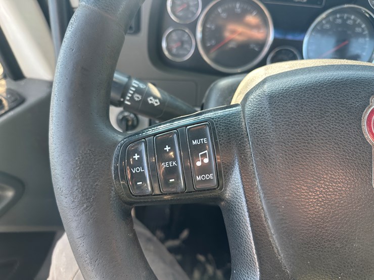 2017-kenworth-t680-image-33