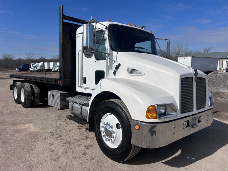 #1679-•-2004-kenworth-flatbed-truck-image-7