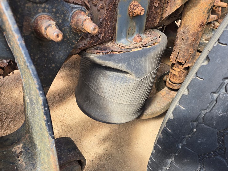 #1515-•-2005-international-9400i6x4-sleeper-cab-truck-tractor-image-23