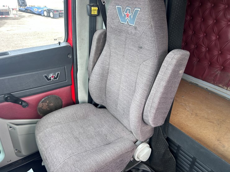 #1009-•-2012-western-star-conventional-4-sleeper-cab-truck-tractor-image-49