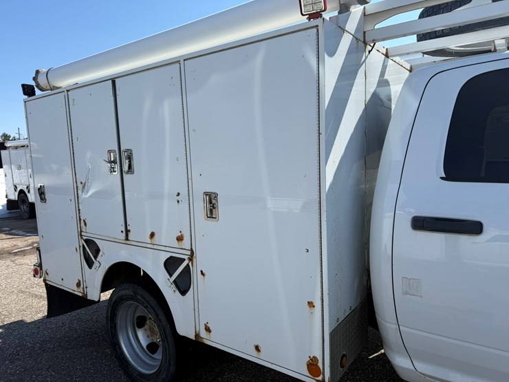 #1060-•-2015-ram-5500-heavy-duty-service-truck-image-24