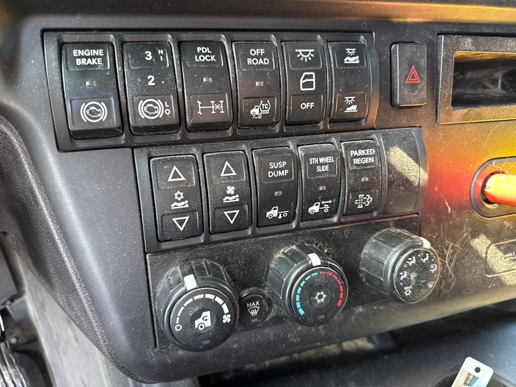 #2199-•-2020-international-a26-sleeper-cab-truck-tractor-image-84