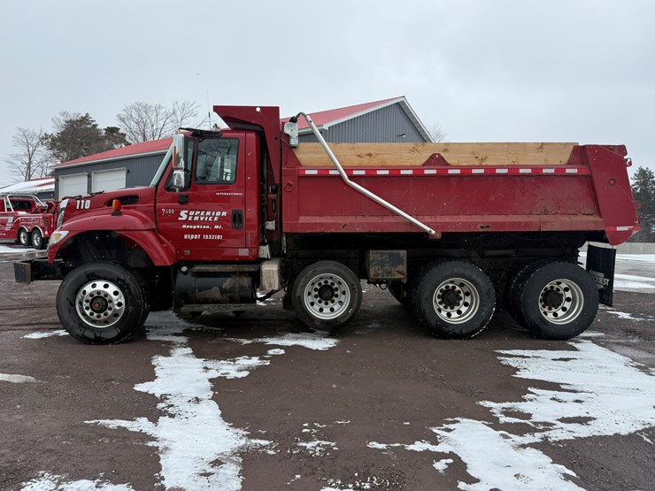 #1052-•-2007-international-7600sfa-tri-axle-dump-truck-image-2