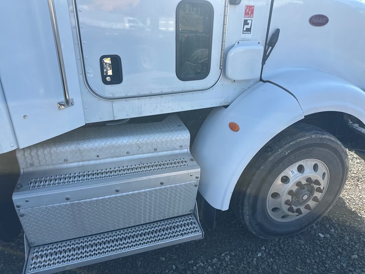 2013-peterbilt-365-image-12