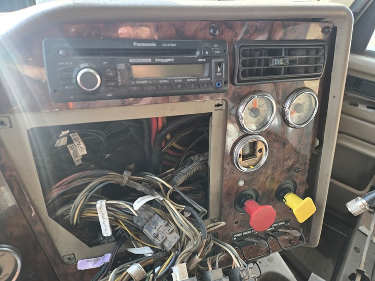 2014-massey-ferguson-8-image-59