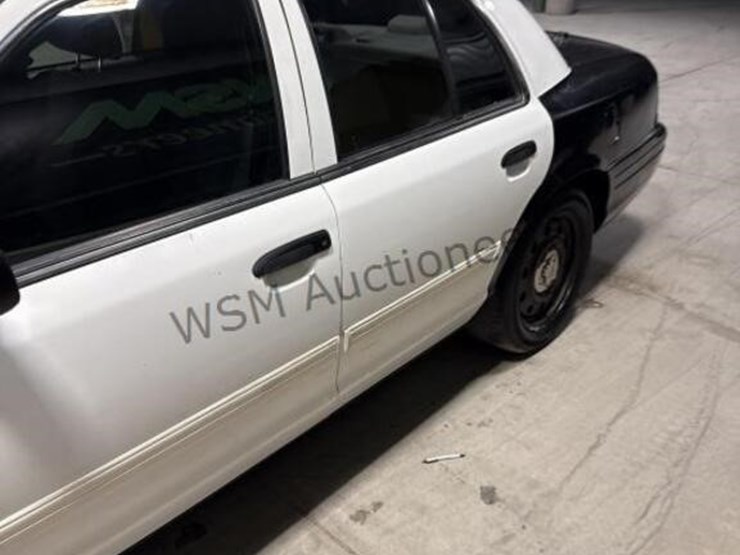 2011-ford-crown-victoria-sdn-image-5